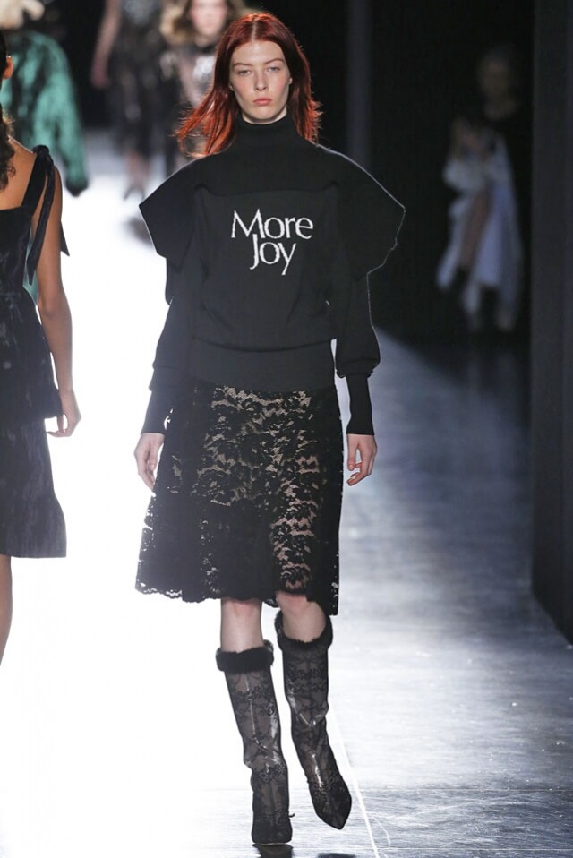 在上衣上印有 More Joy 的字樣，強勢的告示着女性對性的解放。