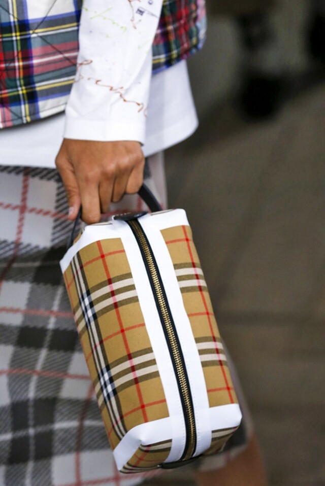 格仔圖案的手提包，是系列中最為搶眼的袋款。