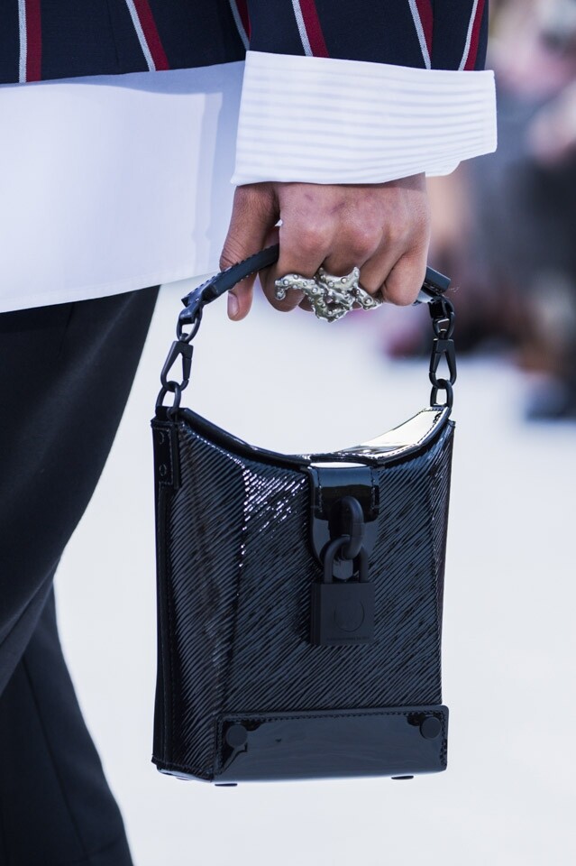 新款手袋 每季 Louis Vuitton 新系列中，都會有新款手袋的出現，而 2018 早春系列中，便出現了具時尚玩味的設計，猶如外賣餐盒設計的手袋，成為了整場 show 的亮點之一，更用上了不同物料，應是來季品牌力捧的手袋系列。