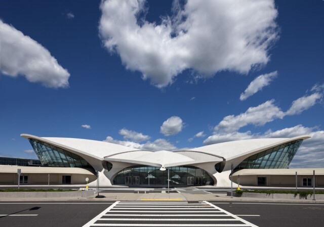 01 Louis Vuitton 2020 早春系列,選址紐約甘迺迪國際機場 TWA Flight Center 01 Louis Vuitton 2020 早春系列,選址紐約甘迺迪國際機場 TWA Flight Center