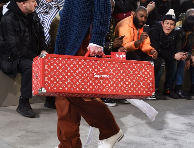 Monogram 圖案行李箱 trunks 是 Louis Vuitton 的長青經典設計。今次聯名合作，換入紅色，更覺新鮮感。