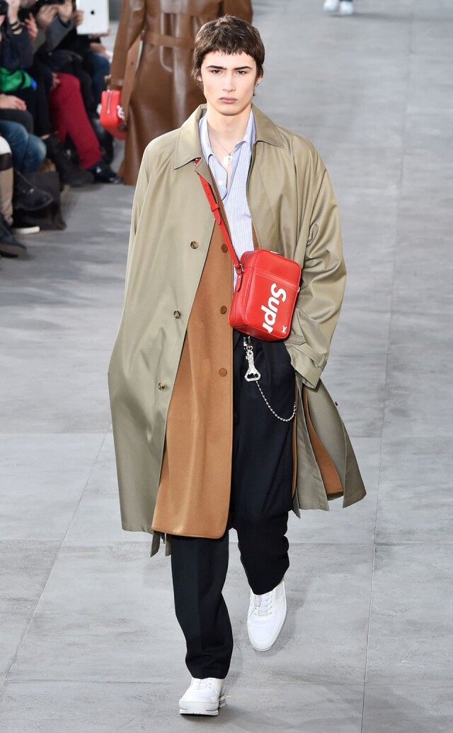 FW17 Louis Vuitton 男裝系列中，亦有用上 earth tone colour 作層次感配搭。