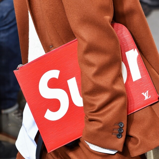 Supreme logo 印在品牌經典的紅色 Epi 皮革上，充分地結合兩者的獨突之處。