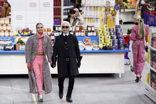 Ready-to-wear autumn/winter 2014 Karl Lagerfeld 將巴黎大皇宮內裏設計成一個 Chanel 超級市場，Model 們邊走着邊上演採購的戲碼。
