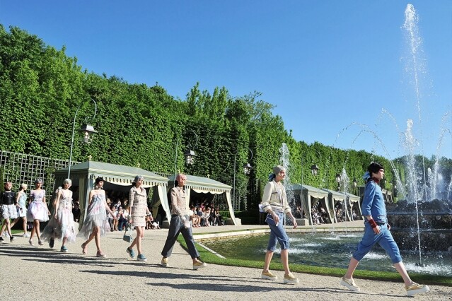 Cruise 2012 該場時裝 show 於巴黎凡爾賽宮舉行， 多位模特兒穿上華衣在如詩如畫的花園中穿梭，就如沉醉在享樂主義中的瑪利皇后。