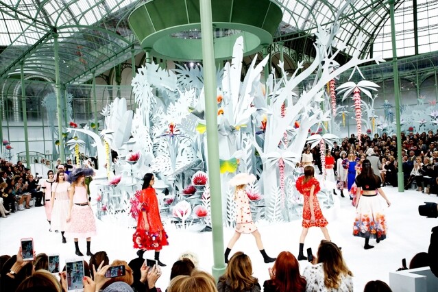 Haute Couture spring/summer 2015 配合該季主題，巴黎大皇宮舞台中央放置多朵機械花朵，並於開 show 前漸漸盛放，揭開是次時裝 show 之序幕。