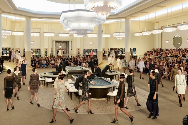 Haute Couture autumn/winter 2015 是次巴黎大皇宮改成一個繁華的賭場，一眾名人賓客包括 Julianne Moore 及 Kristen Stewart 都成了賭客，在賭枱上小賭移情一番。