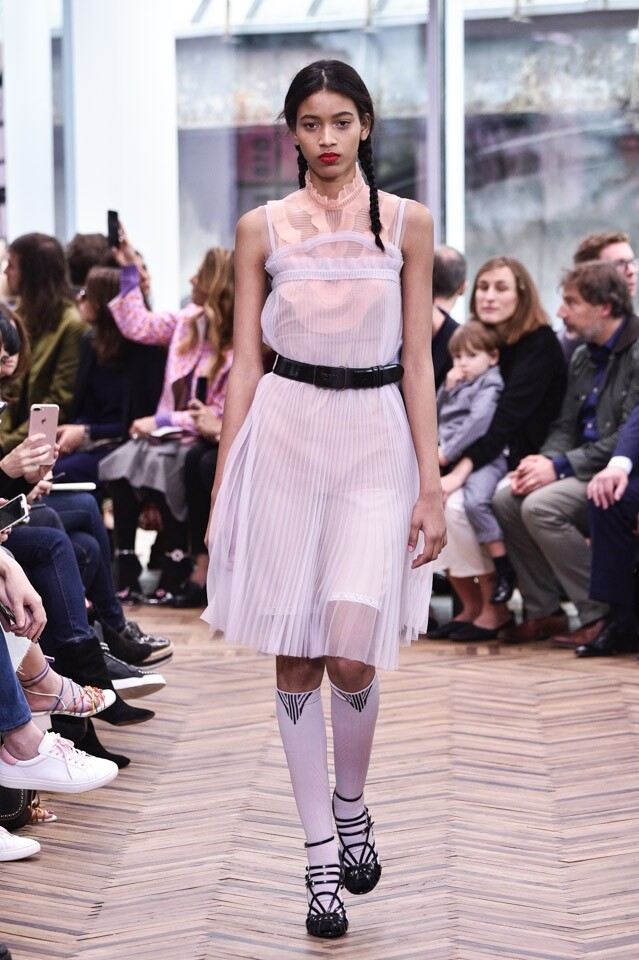 柔和色調 柔和的粉色是 Prada 2018 早春系列的主打色調，女性化的連身裙，加上輕盈飄逸的 Organza 配襯下，為設計添上了女人味，會是輕熟女的入手目標。