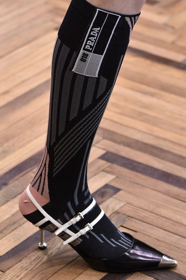 魔術貼 Miuccia Prada 一向都愛將魔術貼用於鞋履設計上，而 Prada 2018 早春系列亦不例外，由便服鞋款式到高跟鞋，都以魔術貼點綴，令鞋履更具時尚感。