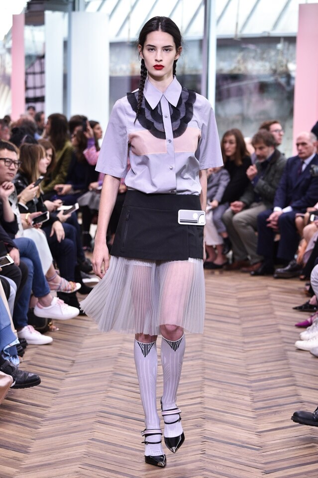 長襪是亮點 不論是柔美輕盈的薄紗裙設計或是型格的運動服設計，整個 Prada 2018 早春系列都以長襪點綴造型，令造型更具時尚感。