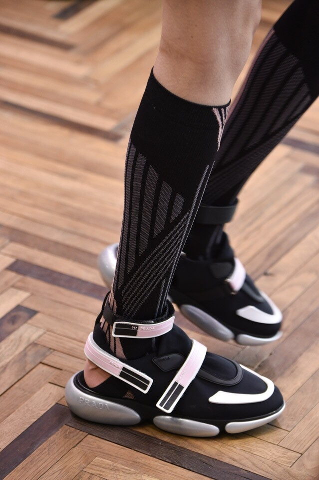 長襪是亮點 不論是柔美輕盈的薄紗裙設計或是型格的運動服設計，整個 Prada 2018 早春系列都以長襪點綴造型，令造型更具時尚感。