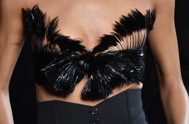 以羽毛編織出 bra top 設計，嫵媚而挑逗的設計，正正是 Anthony Vaccarello 的拿手好戲。