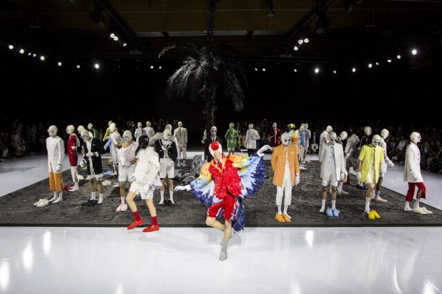 這一系列的防水衣出自 Thom Browne 2017 春夏男裝系列。 這一系列的防水衣出自 Thom Browne 2017 春夏男裝系列。