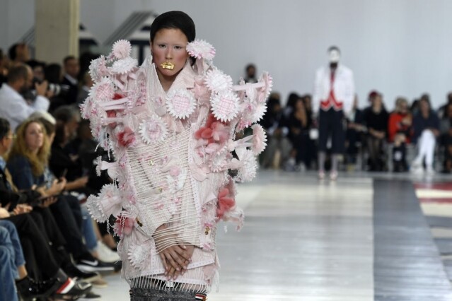 無論 Thom Browne 的原意是如何,他這次的時裝秀的確引發了意外的爭論 無論 Thom Browne 的原意是如何,他這次的時裝秀的確引發了意外的爭論