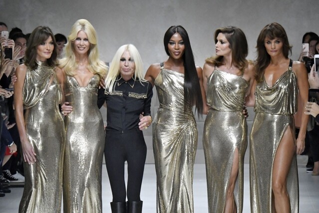 Carla Bruni、Claudia Schiffer、Naomi Campbell、Cindy Crawford 和 Helena Christensen 在 90 年代是品牌創辦人的御用超模，這次一起回歸向他致敬，成為 Versace 的經典一幕。