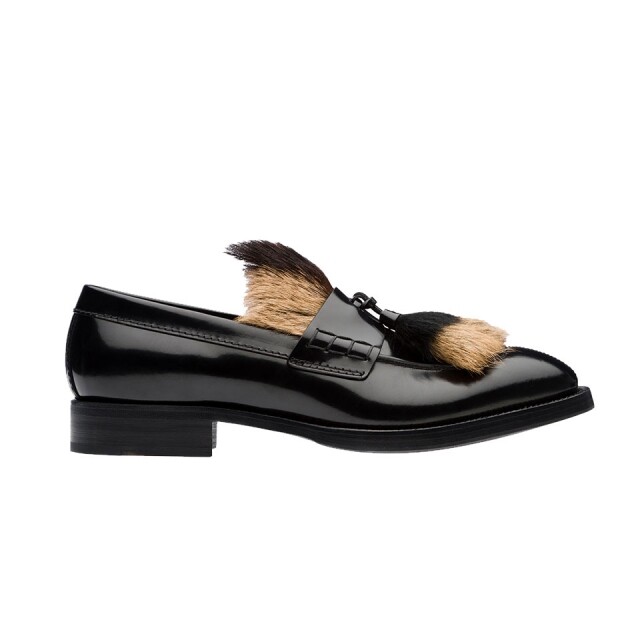Prada 綴毛毛 loafers Prada 的男裝皮鞋一向是不少男士們上班鞋的選擇，來季 Prada 推出更具玩味的 loafers 設計，綴上毛毛，或許有點浮誇，但若然男友是屬於敢於挑戰類型，不妨挑戰。