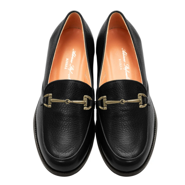 黑色皮革 loafers