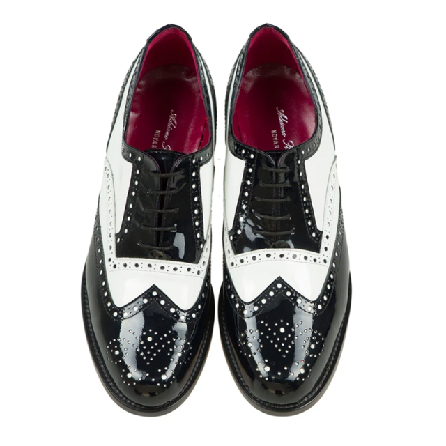黑白色 loafers