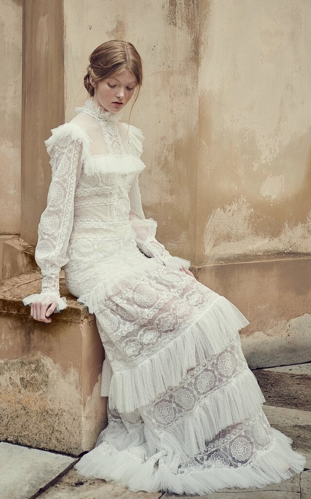 Costarellos Bridal 荷葉邊網紗白色輕婚紗 $35,365 (Moda Operandi) Costarellos Bridal 荷葉邊網紗白色輕婚紗 $35,365 (Moda Operandi)