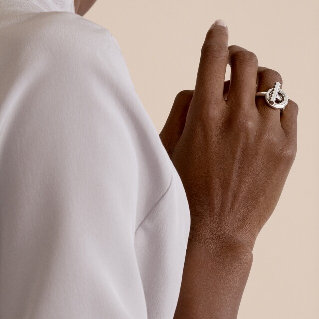Hermès Echappee 圍繞式的扣口銀戒指