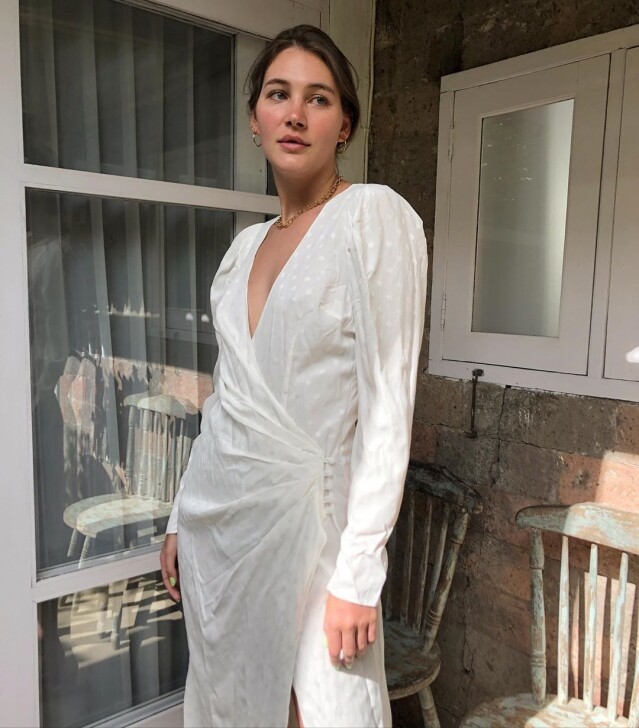 時尚博客 Grace Montana 穿著簡約連身裙作 WFH 造型。Instagram @mydailycouture