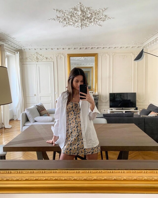 時尚博客 Julie 的碎花裙配白恤衫造型。 Instagram@leasy_inparis