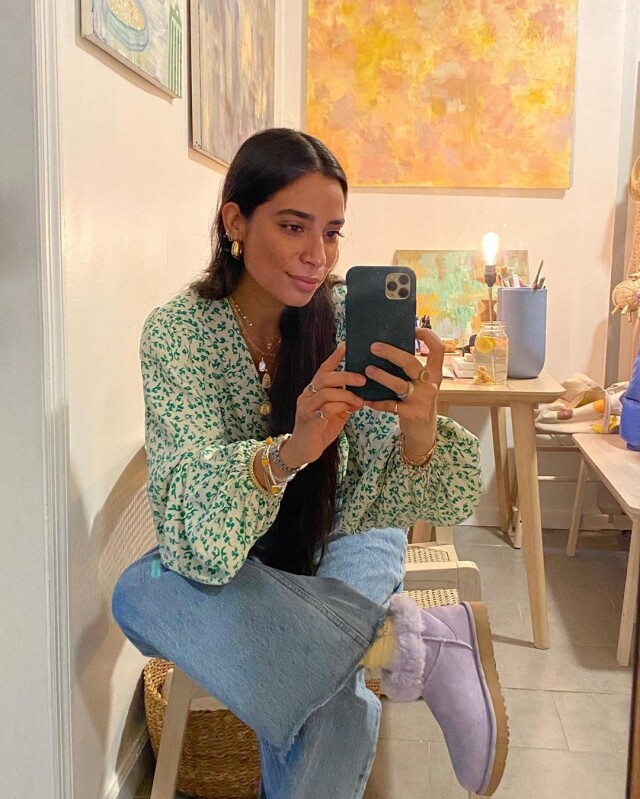 時尚紅人 Bianca Valle 在家工作時，就穿上泡泡袖綠色碎花上衣。Instagram@vbiancav