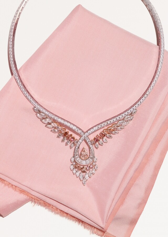 De Beers 推出了以彩鑽為主導的高級珠寶系列，而當中 Greater Flamingo 頸鏈設計用上了重達 3 卡的梨形帶褐色粉紅鑽