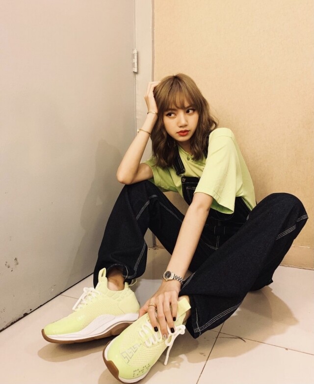Blackpink 成員 Lisa 以 Rolex 勞力士 Datejust 手錶配襯運動服、波鞋同樣可以流露時尚感。 Blackpink 成員 Lisa 以 Rolex 勞力士 Datejust 手錶配襯運動服、波鞋同樣可以流露時尚感。