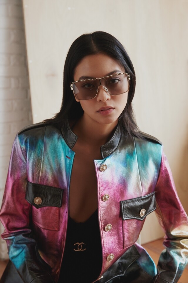 本地名模 Amy Lo 更率先穿上了 Chanel Métiers d'art 工藝坊系列的扎染圖案皮褸,型格非常。 本地名模 Amy Lo 更率先穿上了 Chanel Métiers d'art 工藝坊系列的扎染圖案皮褸,型格非常。