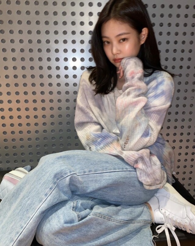 BlackPink Jennie 同樣是選擇了扎染圖案的針織上衣,襯上洗水牛仔褲,散發著隨性的青春魅力。 BlackPink Jennie 同樣是選擇了扎染圖案的針織上衣,襯上洗水牛仔褲,散發著隨性的青春魅力。