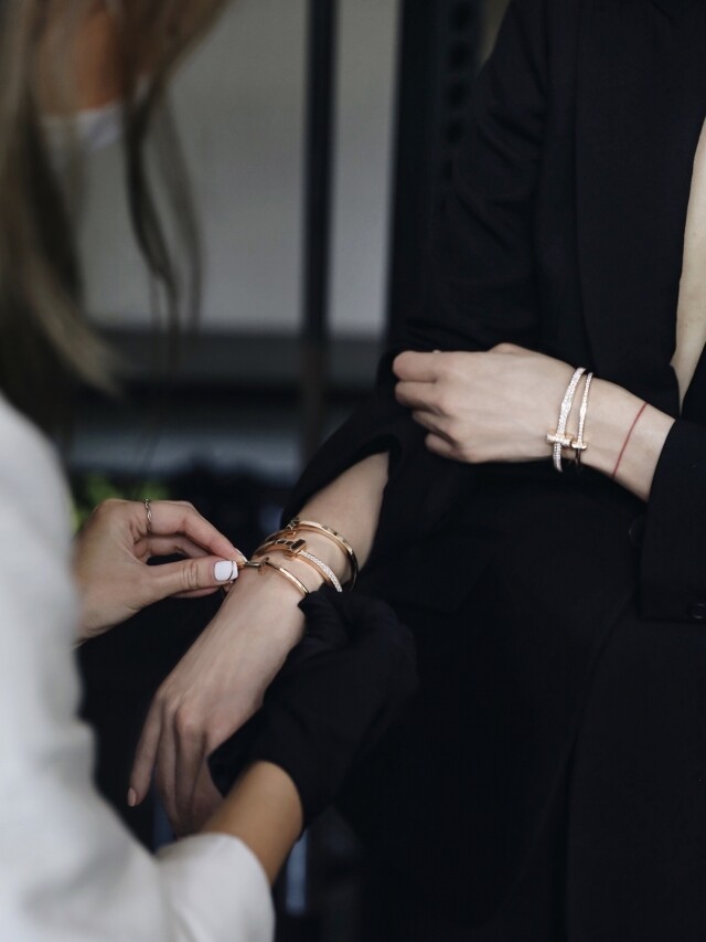 18k 玫瑰金半密鑲鑽石手鐲最能吸引 Sammi 的原因，除了中間飾有 Tiffany & Co. 經典的「T」字圖案，其立體設計、稜角分明的結構及閃鑽令她著迷，