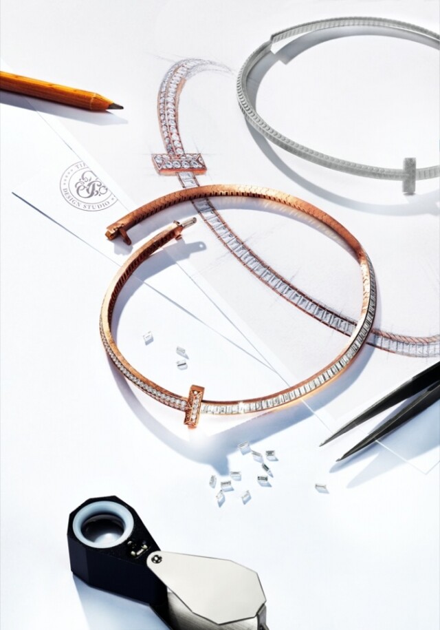 全新 Tiffany T1 系列的獨特設計將品牌歷史悠久的珠寶美學帶至新的層次。