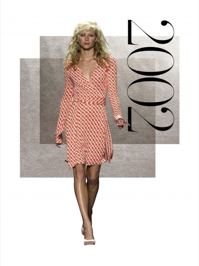 2002 年：Diane von Furstenberg Julie系列印花裹身連身裙