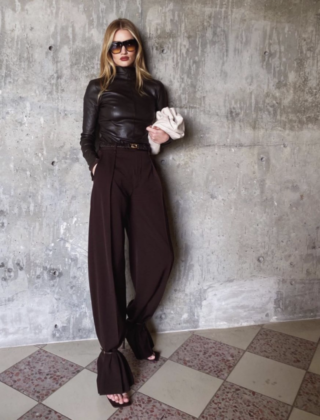 Rosie Huntington-Whiteley 更是多次示範，如何以 Bottega Veneta Pouch 系列手袋配襯不同造型。