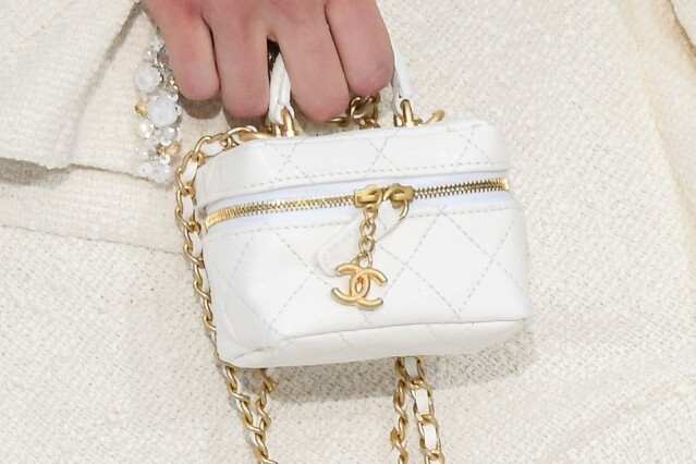 Chanel Vanity Case 相信會是繼續大熱的手袋款式，Chanel 2021 春夏系列，更是加推了迷你版本化妝箱，絕是可遇不可求的設計。