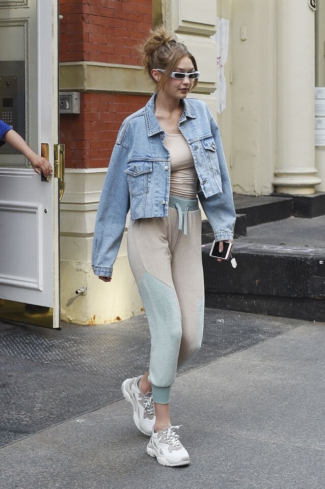 Bella Hadid 的胞姊 Gigi Hadid 也很愛老爹鞋,她以 ASH Addict 的 Dad Shoes 配搭棉質運動套裝,感覺 Bella Hadid 的胞姊 Gigi Hadid 也很愛老爹鞋,她以 ASH Addict 的 Dad Shoes 配搭棉質運動套裝,感覺