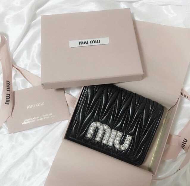10 大名牌銀包推薦 3:Miu Miu Matelasse Crystal 系列銀包 10 大名牌銀包推薦 3:Miu Miu Matelasse Crystal 系列銀包