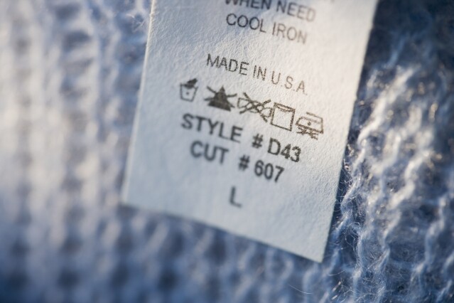 到底可謂「可持續」？市面上不少時裝品牌都自稱環保，要認清衣服是否「可持續」，可以閱讀衣服標籤。衣物的物料大致上分為 3 種：天然物料、人造纖維及半人造纖維。而大部分人造纖維物料的衣服都是聚酯纖維（Polyester），特別是「速食時裝」的衣服！這種合成人造纖維無法自然降解，洗滌的過程更會脫落並釋出細小纖維，稱為微塑膠，造成海洋污染，終隨食物鏈轉移並出現在我們的餐桌上。