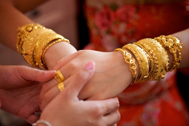 金器如金豬牌、龍鳳鐲、龍鳳耳環等都代表著男女家雙方的長輩對新娘的祝福。
