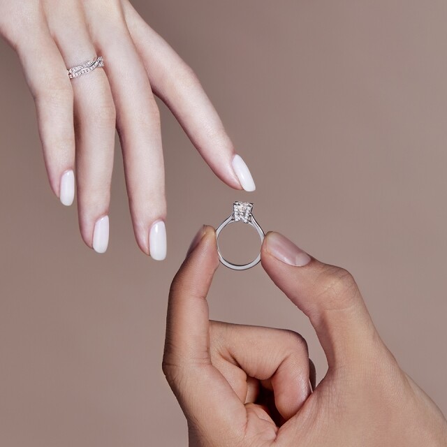 鑽石戒指戴在食指