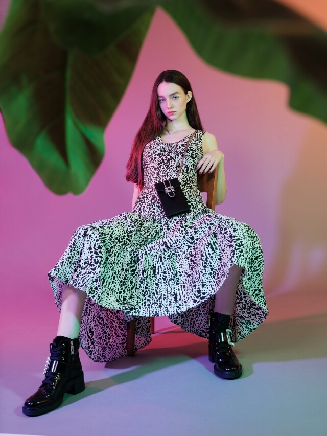 Roger Vivier 的閃石方扣可謂品牌最經典的元素。 Roger Vivier 的閃石方扣可謂品牌最經典的元素。