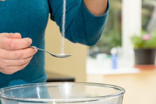 步驟2. 蛋黃加入 ¼ 茶匙的鹽打勻。