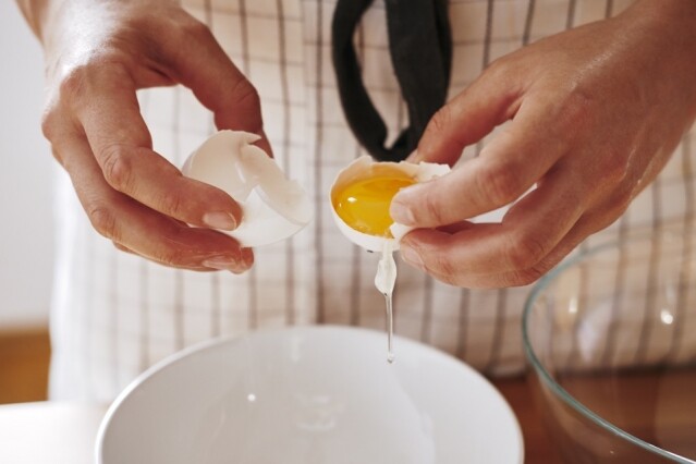步驟1. 先將蛋黃和蛋白分開備用。
