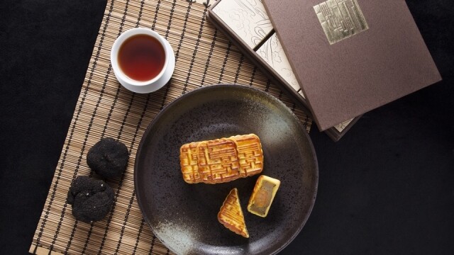 奶黃月餅外，推薦香港四季酒店龍景軒還推出新口味南棗合桃迷你月餅。