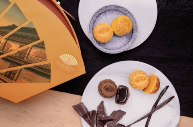 香港文華東方酒店的中秋月餅推出迷你雜錦 (6 件裝) $438，口味包括奶黃、朱古力流心及雲呢拿奶黃。