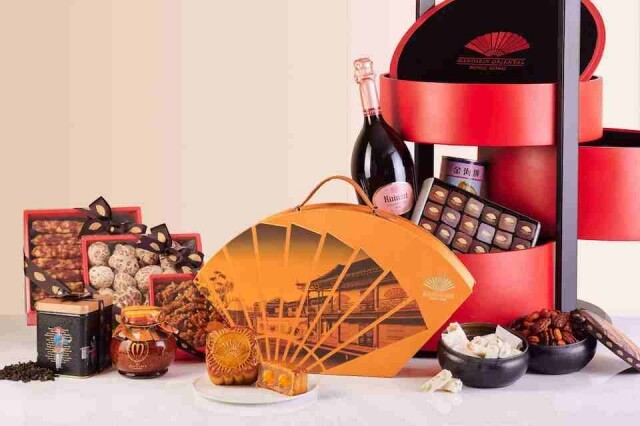 文華餅店亦提供一系列奢華禮物籃，包括售價 $3,988 及 $3,188 的豪華月餅三層禮物籃。