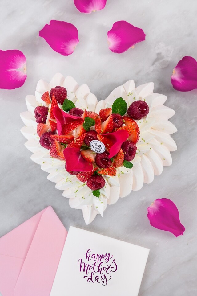 法式創意甜品店 Le Dessert 於母親節特意推出獨特的心型 Pavlova 蛋白餅
