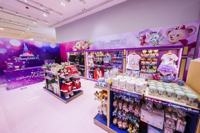 香港迪士尼樂園禮品坊亦由即日至明年 1 月 13 日發售多款紀念品 香港迪士尼樂園禮品坊亦由即日至明年 1 月 13 日發售多款紀念品
