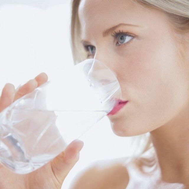 多喝水可以有助口腔保持足夠的唾液，幫助中和破壞黏膜的酸性物質
